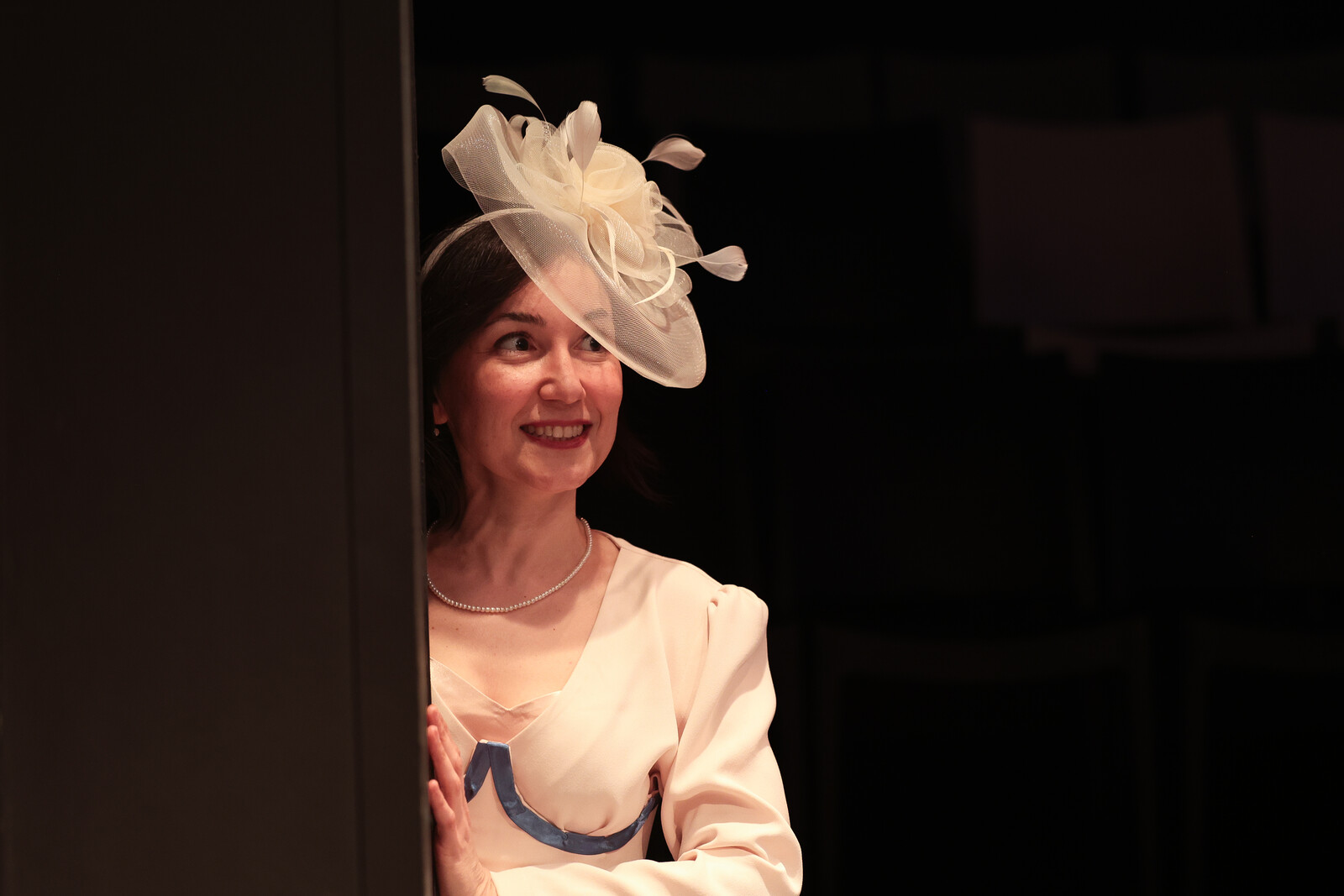 Frau mit Hut schaut auf die Bühne