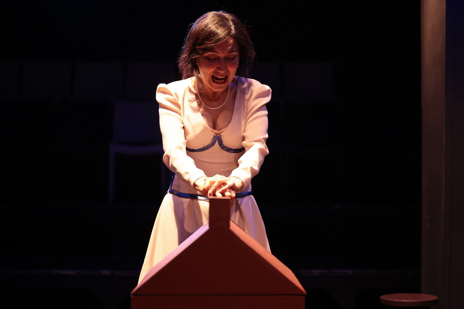 Spielerin mit gekreuzten Händen