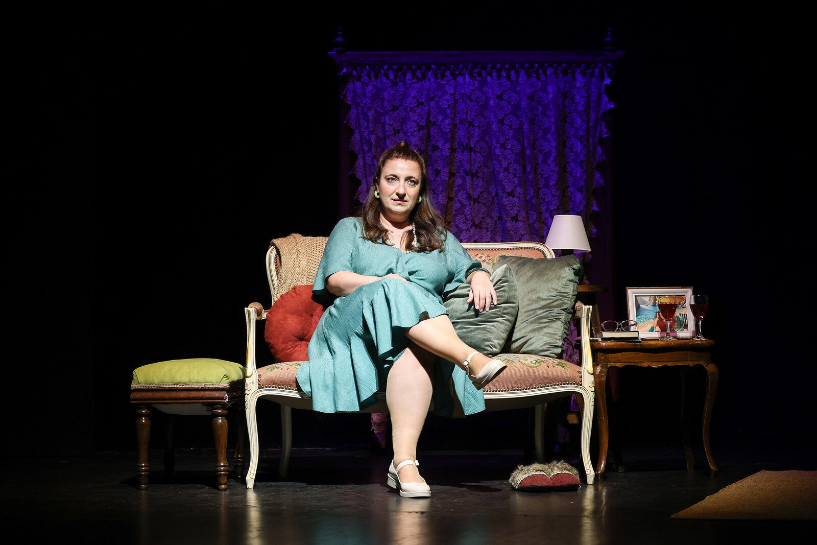 Frau in ihrem Wohnzimmer auf der Couch