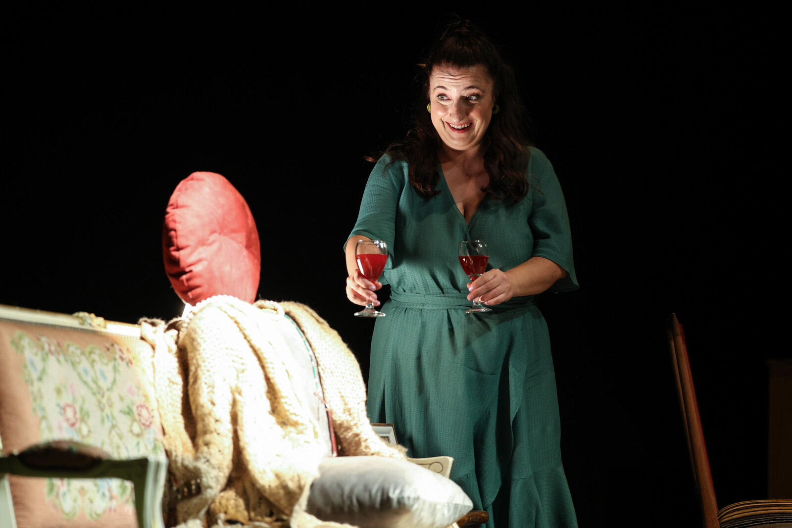 Frau bietet Kissen ein Getränk an