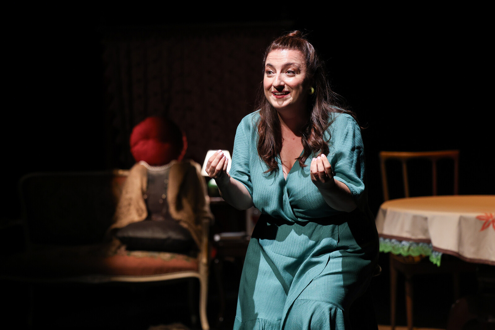 Frau aufgeregt, euphorisch, blaues Kleid