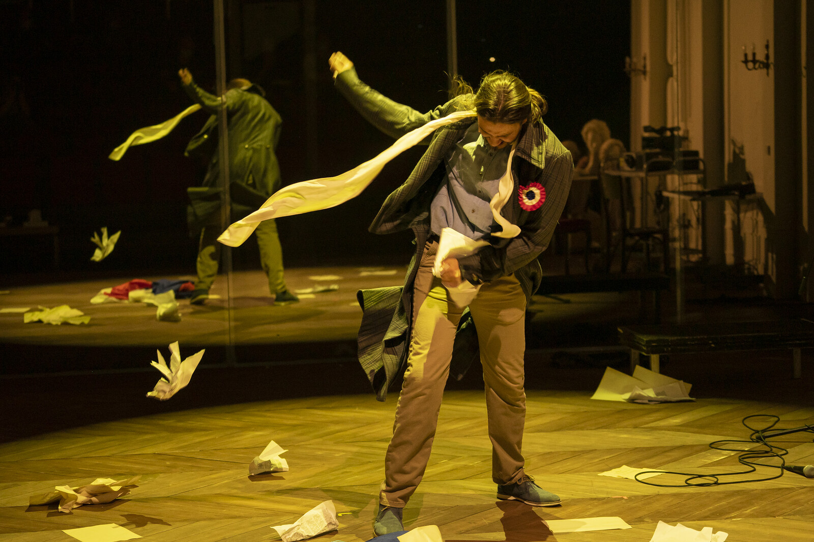 Schauspieler schmeißt mit Blättern