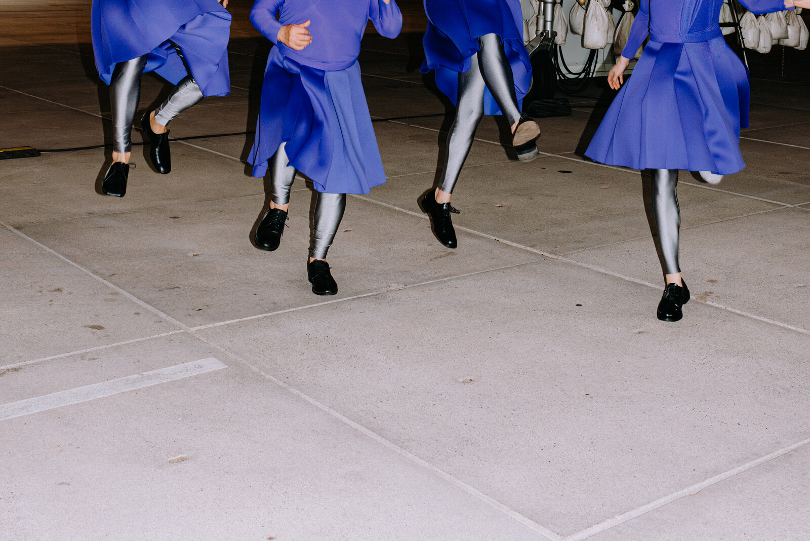 silberne Leggings, blaues Kostüm, Faltenrock, Springen, Freude, Jump Foto