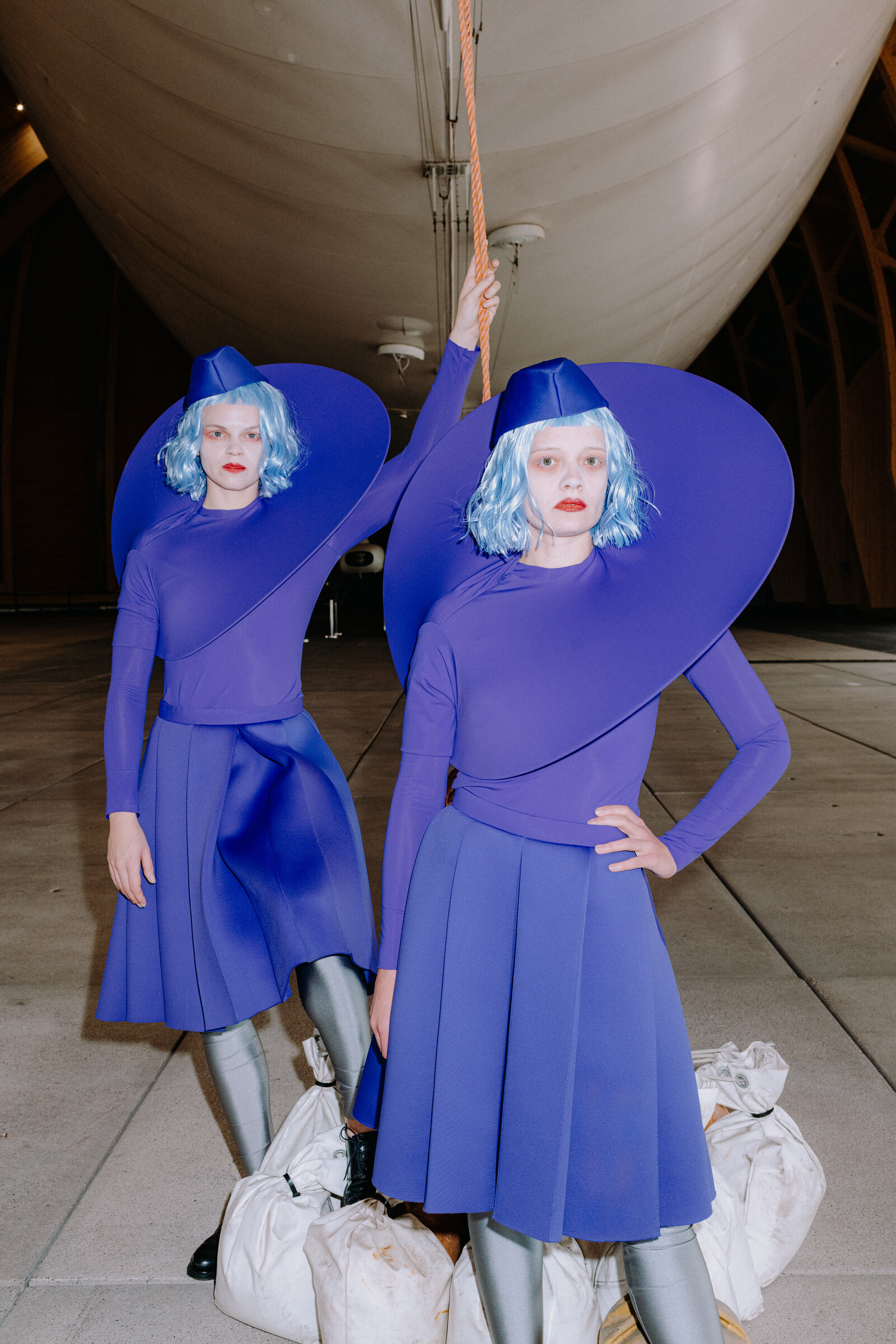 blaue Kostüme, Blimp, Luftschiff, Stewardess