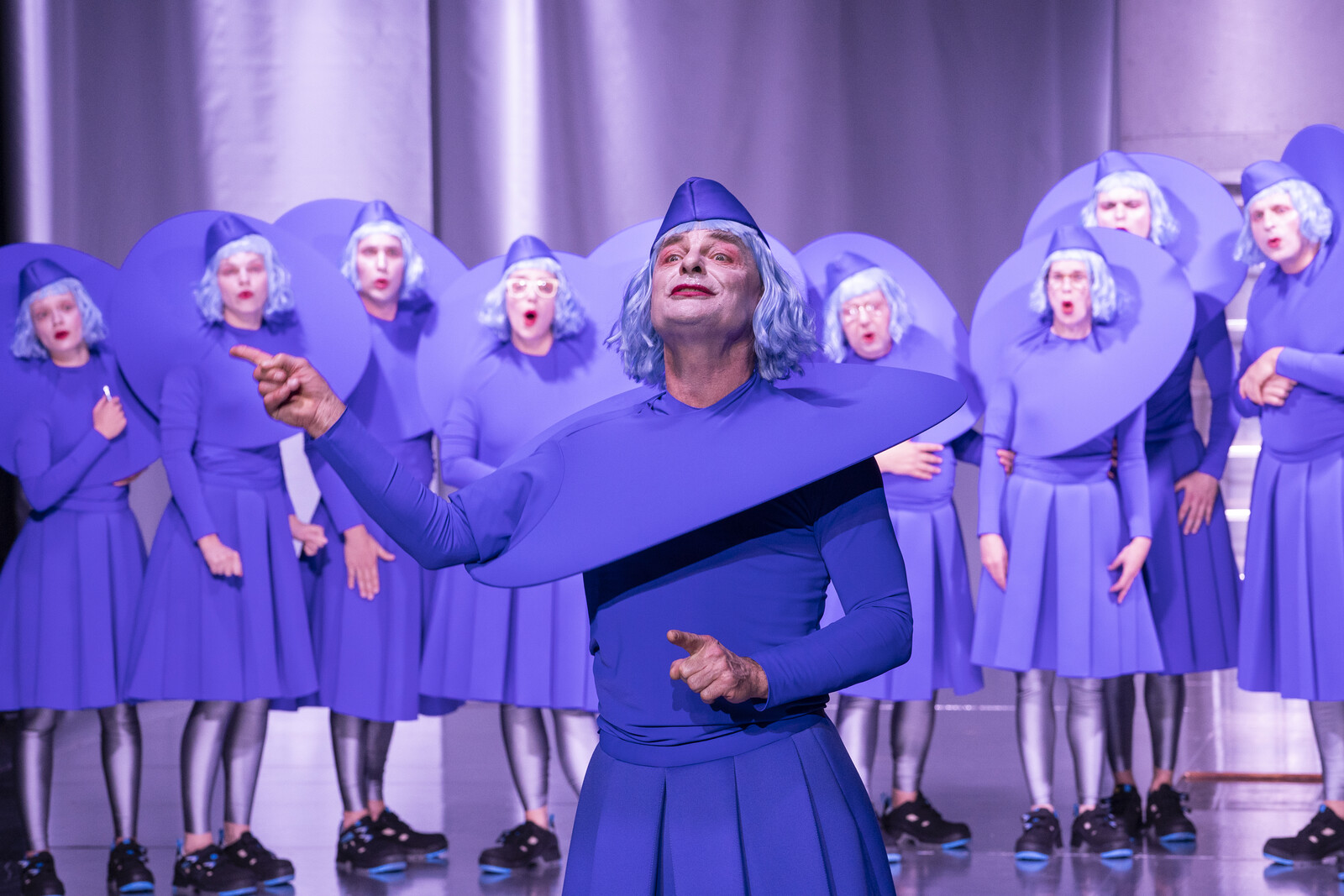 Steffen Reuber makes a declaration in front of a group of listening actors.