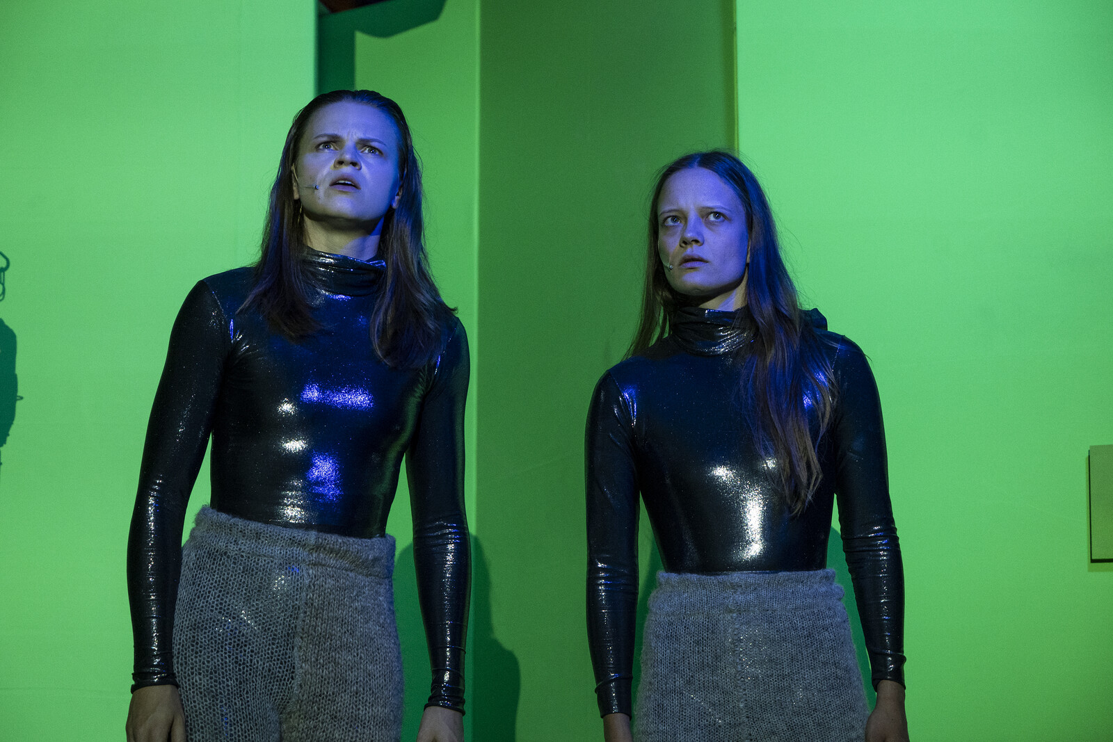 Cori und Lee lauschen in den grünen Raum