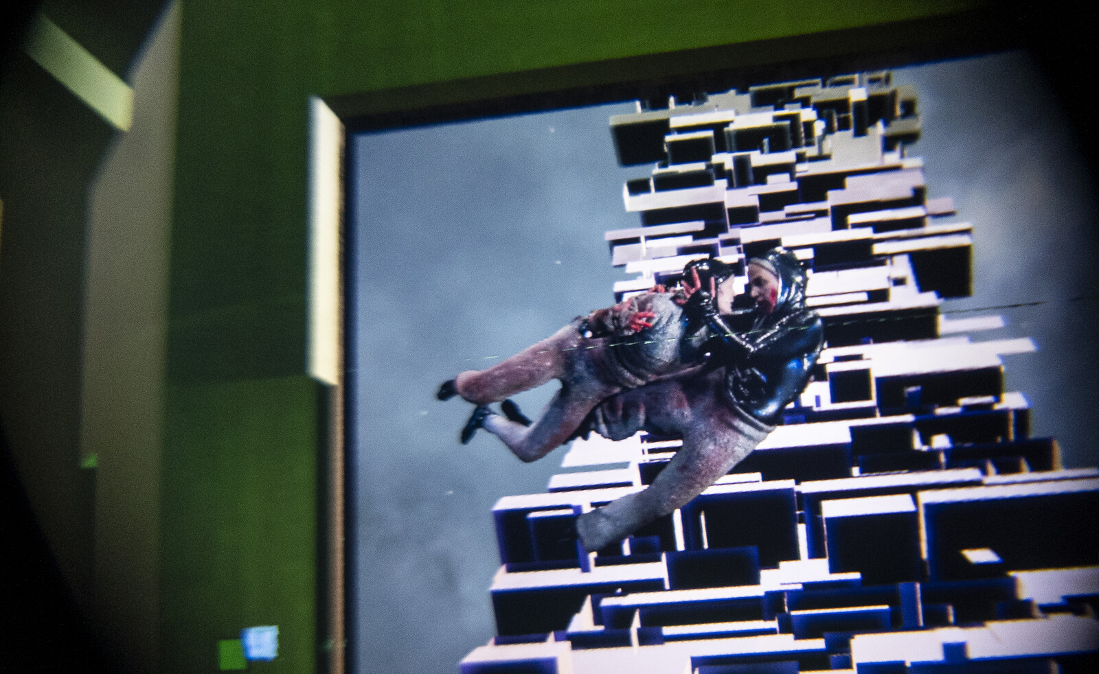 Cal und Lee schweben vor dem großen Fenster.