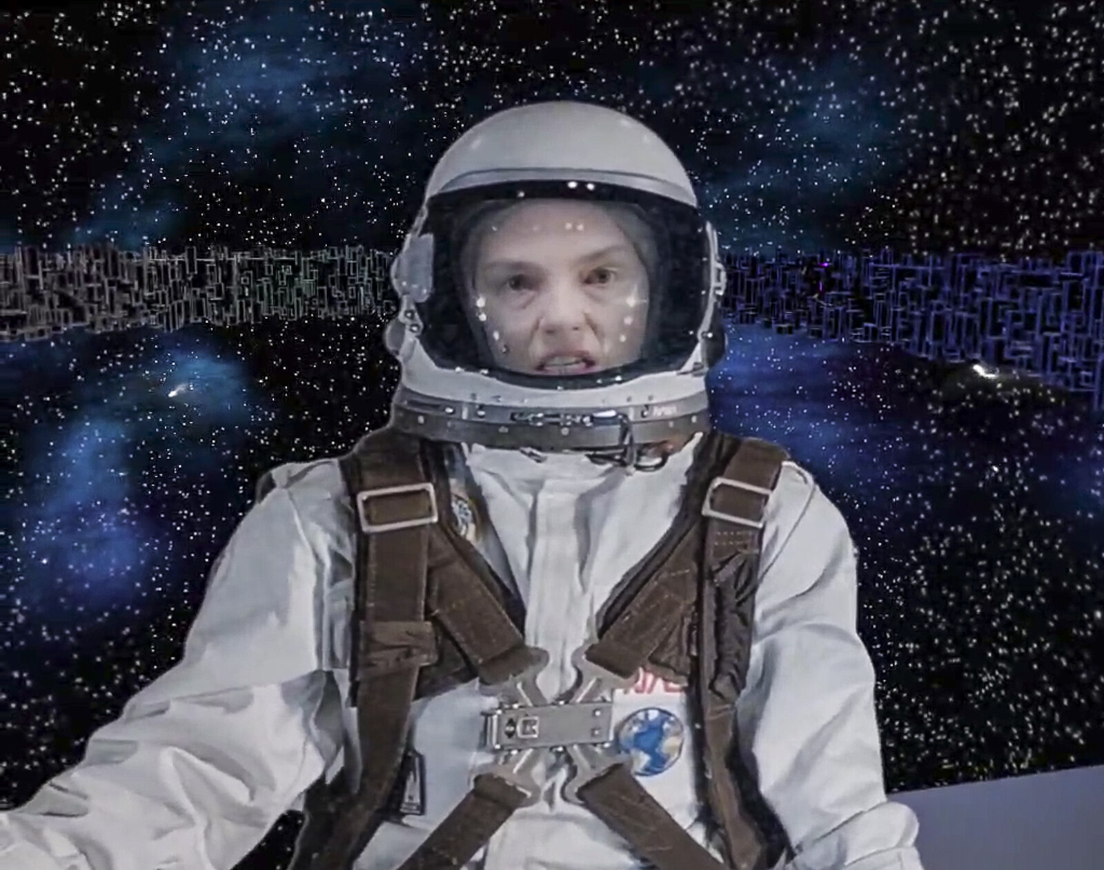 Cal im Weltraumanzug in Großaufnahme im All