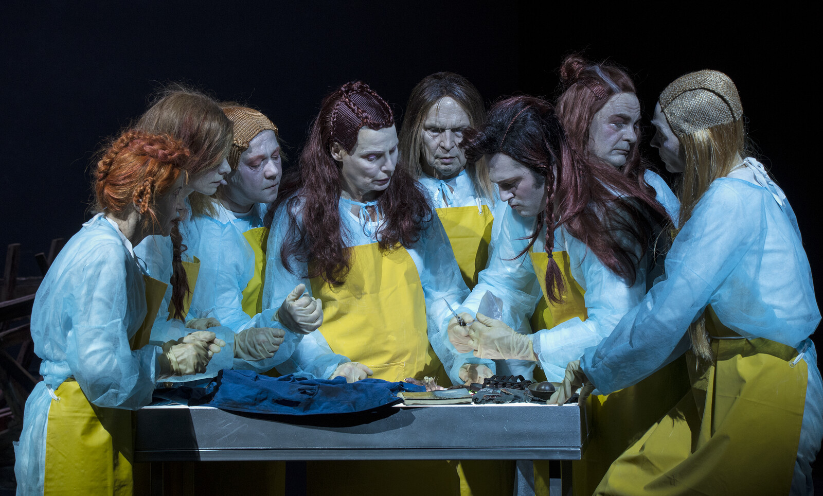 alle um einen Seziertisch herum