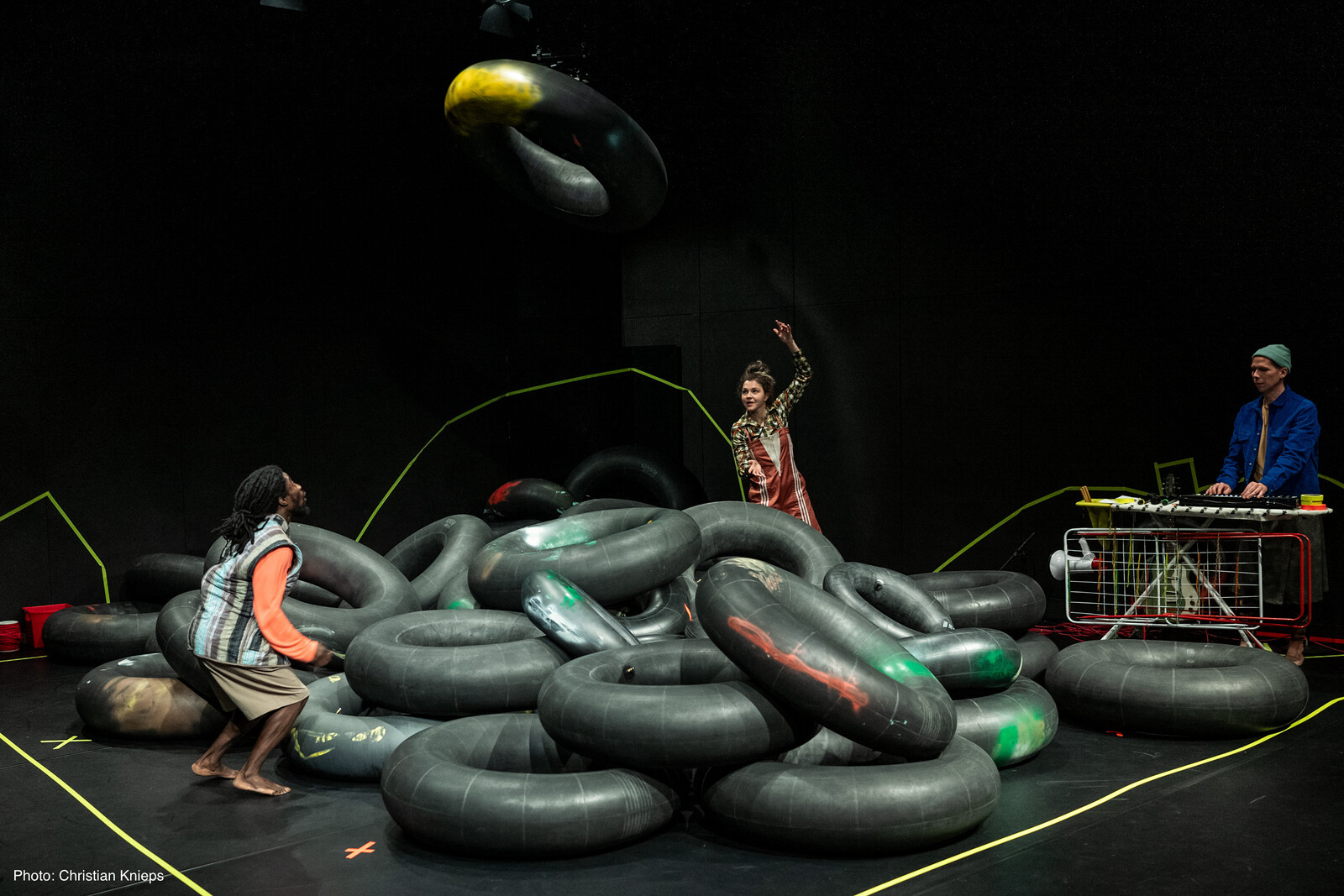 Viele Gummi Ringe auf der Bühne