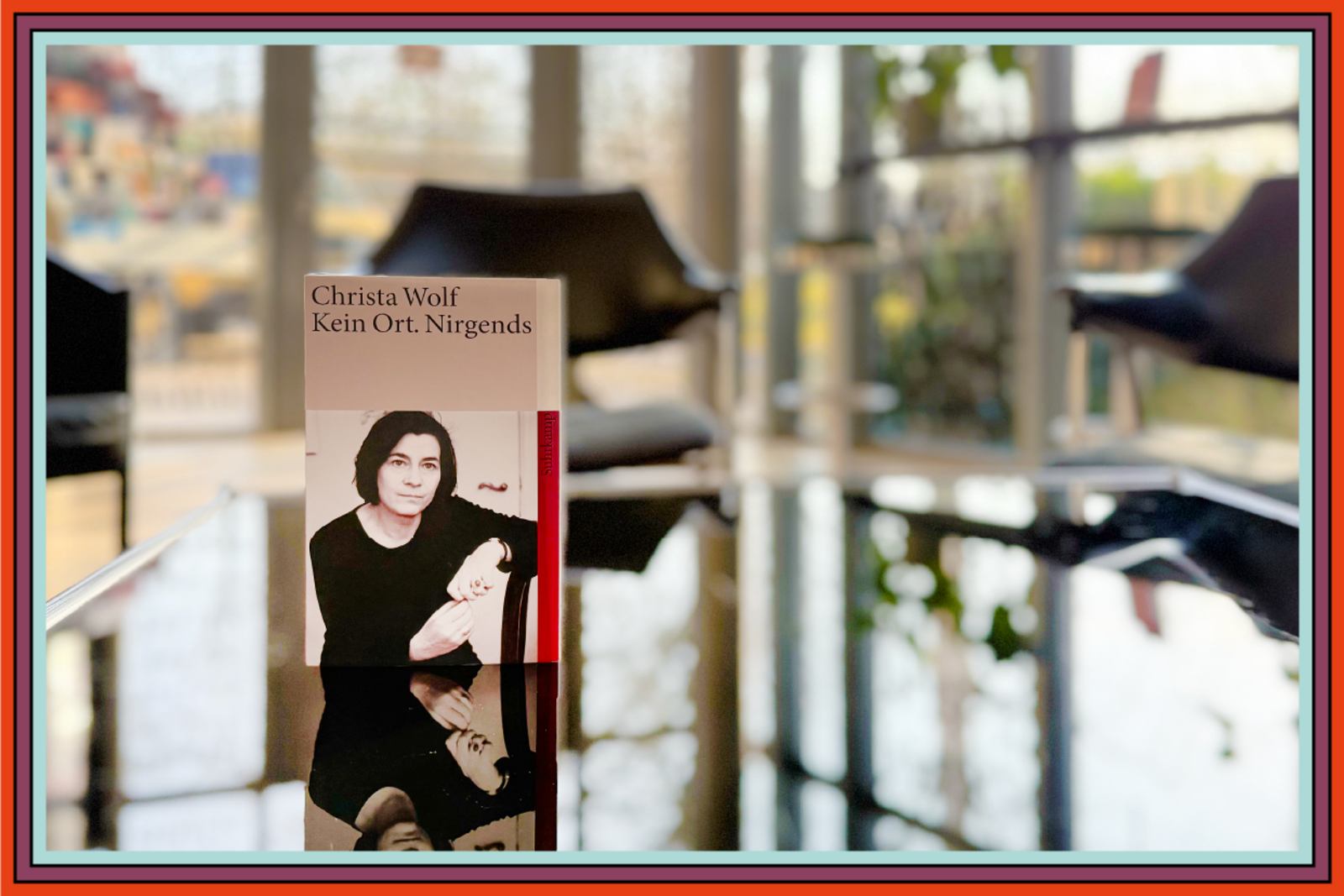 Das Buch "Christa Wolf – Kein Ort. Nirgends" im Foyer des Theater an der Ruhr.