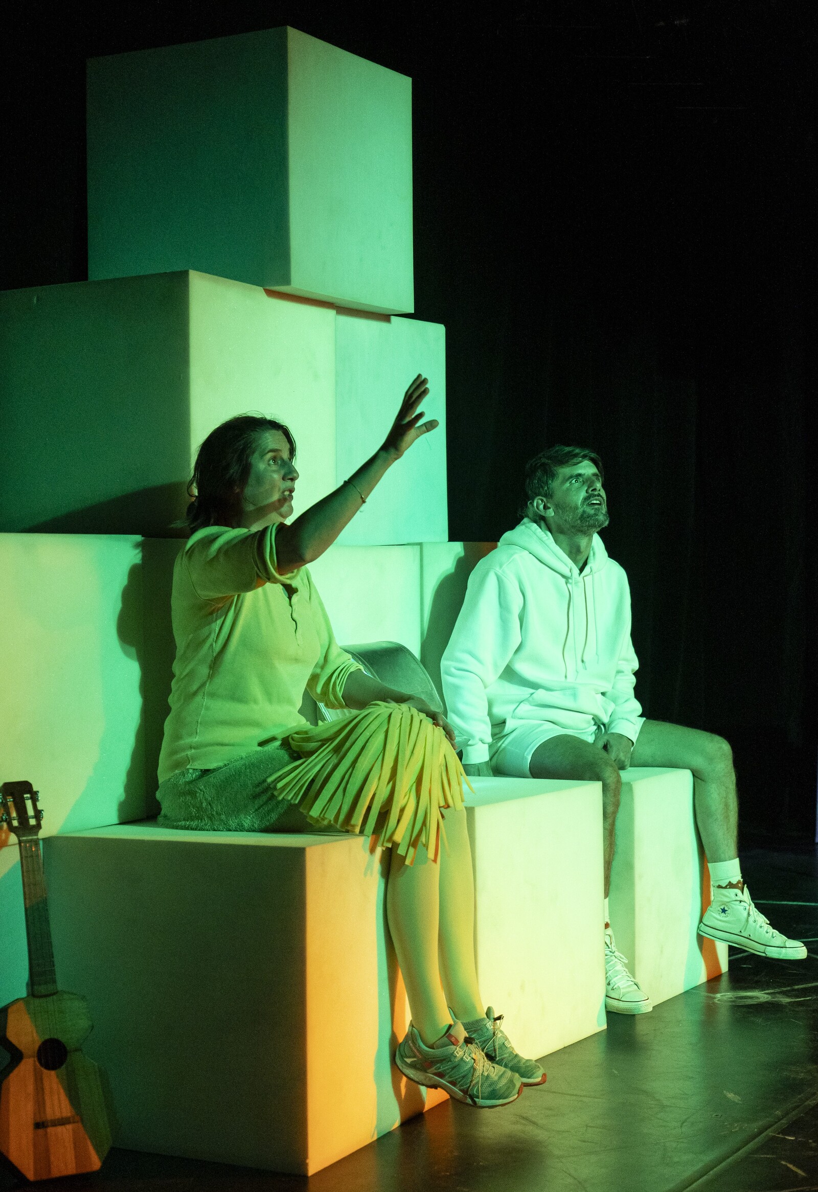 Elisa zeigt Bekim etwas