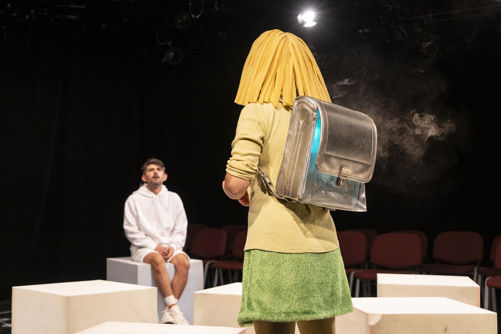 Bekim und Elisa unterhalten sich 