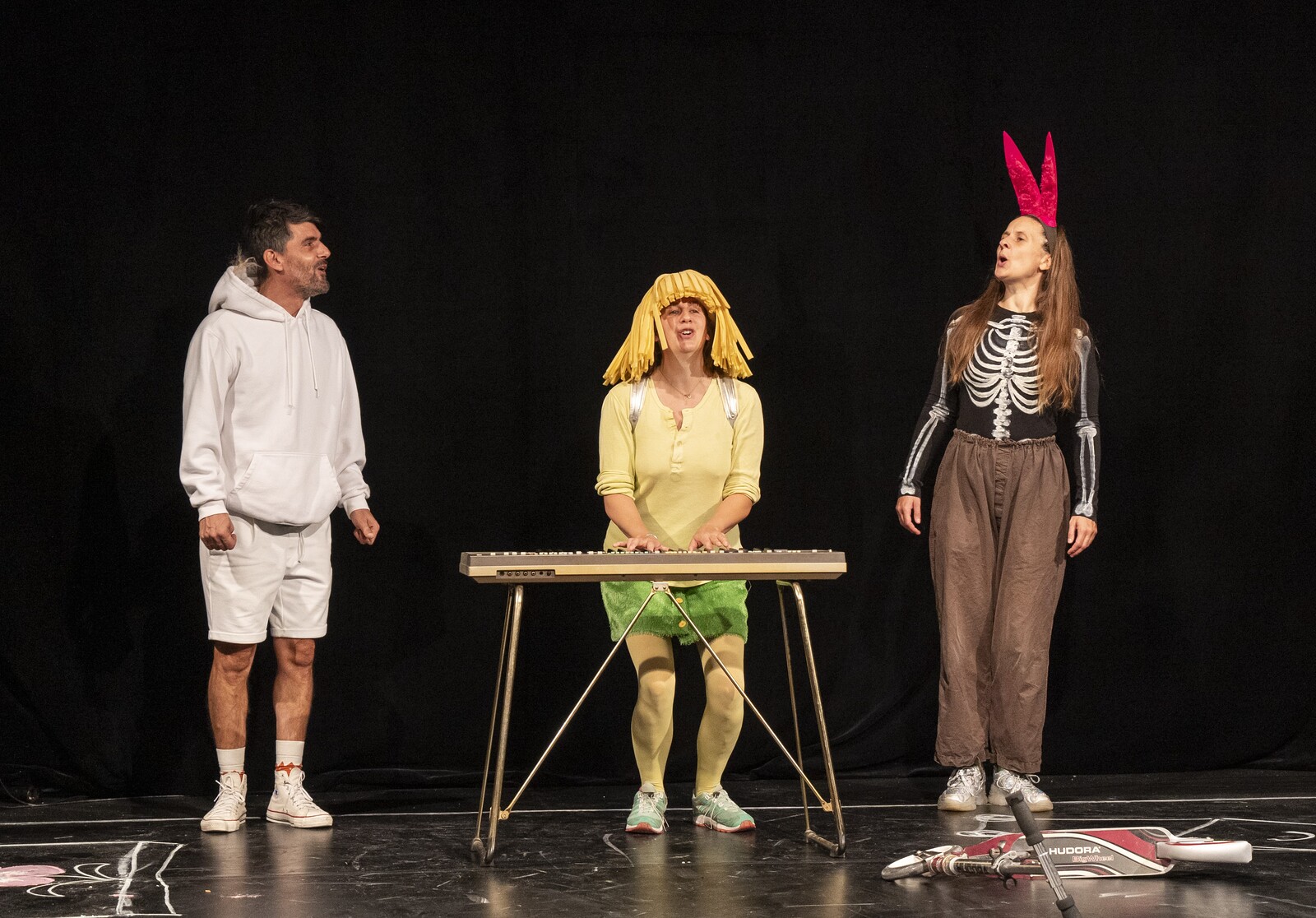 Gesine am Keyboard und die anderen singen