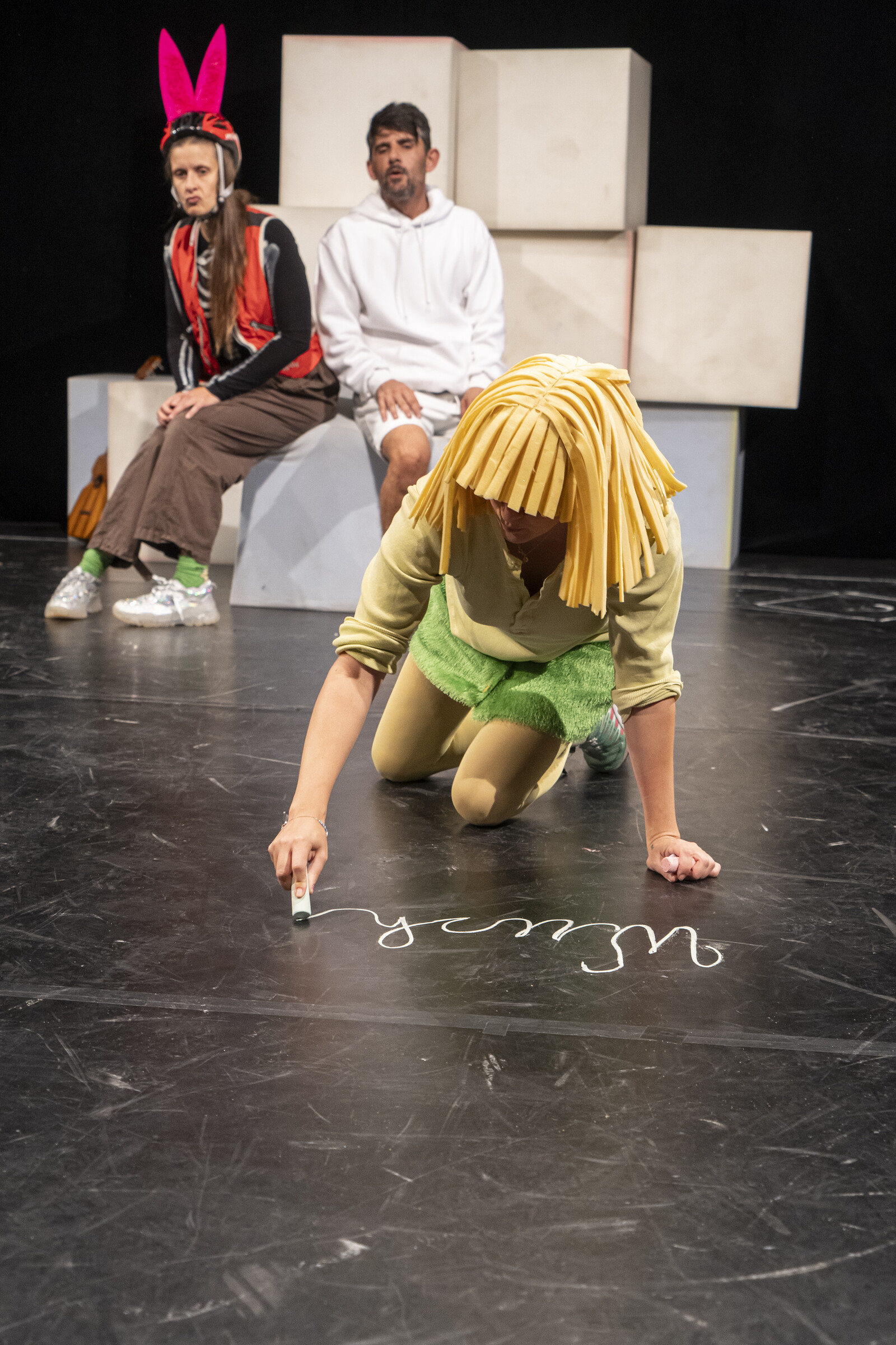 Elisa malt und die anderen schauen zu