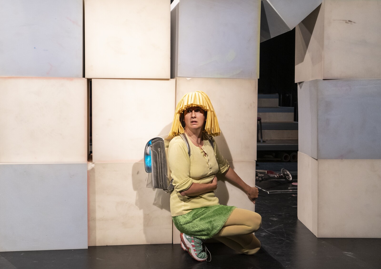 Elisa kauert vor einer Wand