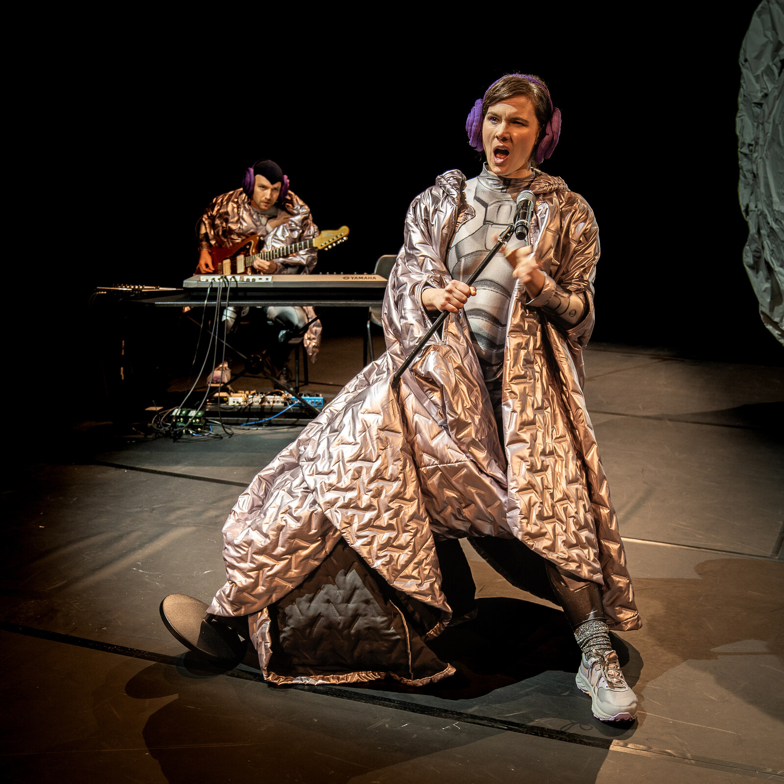 singende Schauspielerin, Mikrofon, imposantes Gewand