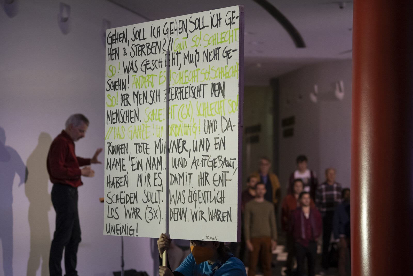 Person mit Schild