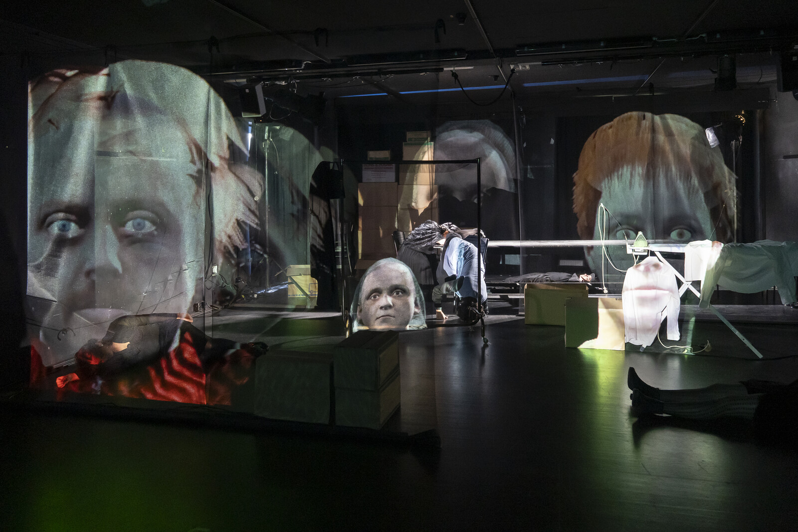 Projektionen von Menschen auf Gaze in einem abgedunkelten Raum.