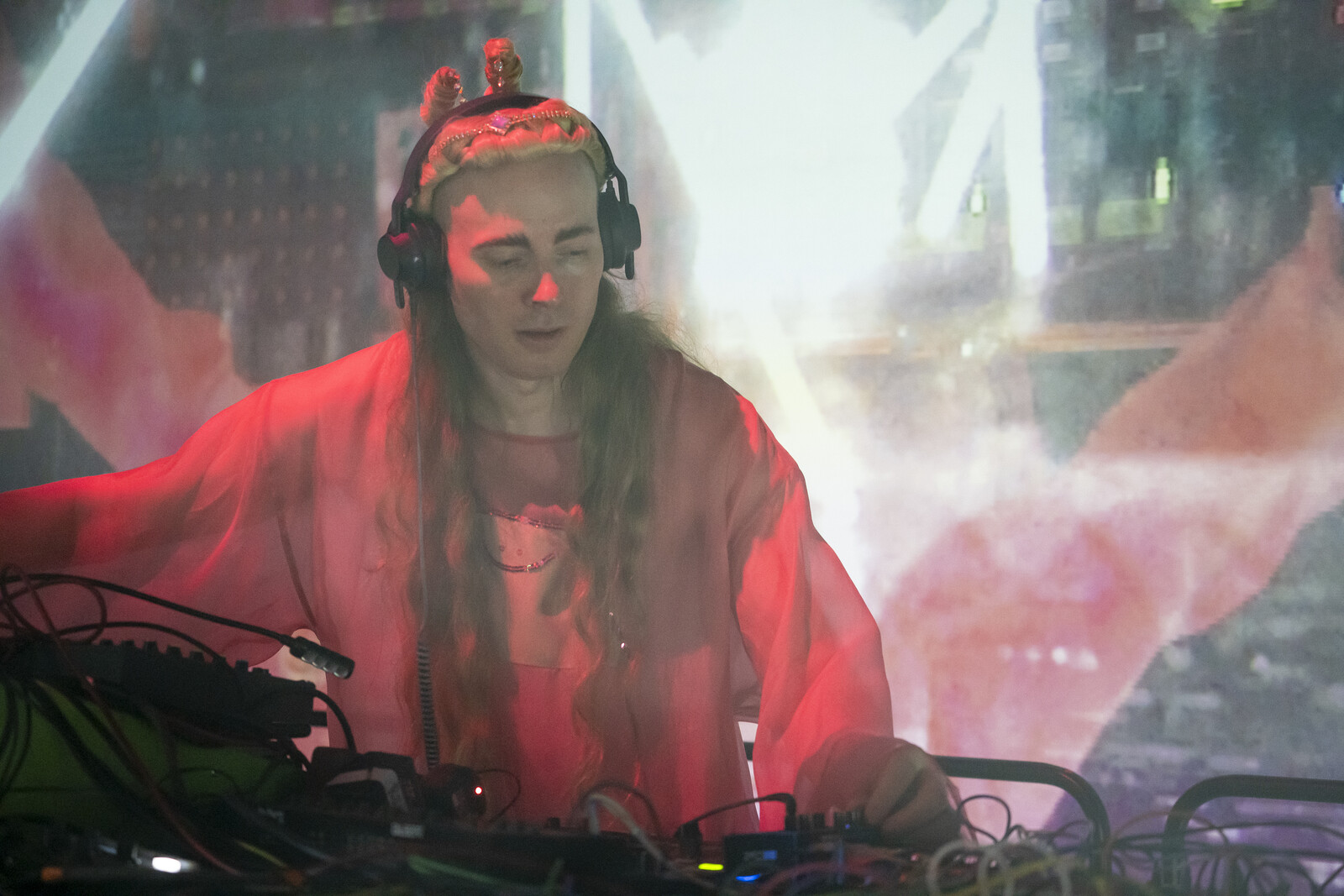 DJ Hundefriedhof am DJ Pult.