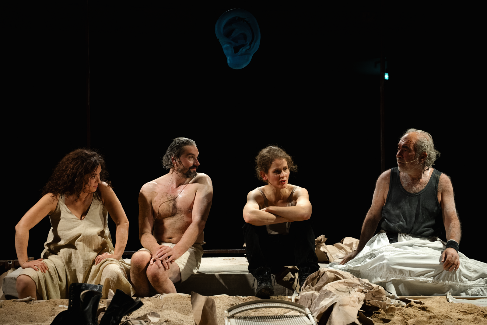 Ensemble vor schwarzer Bühne 