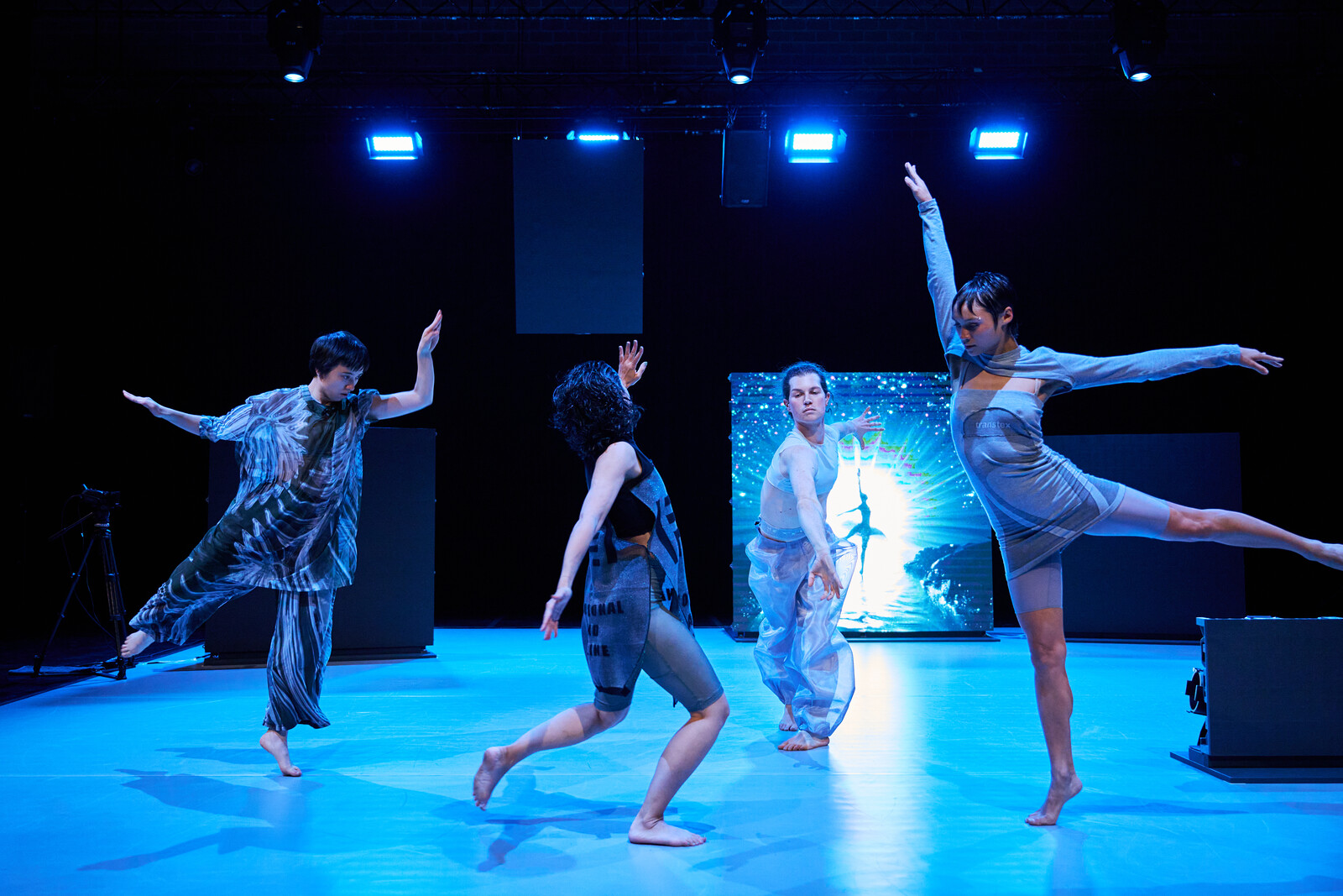 Vier Tänzer:innen auf der Bühne