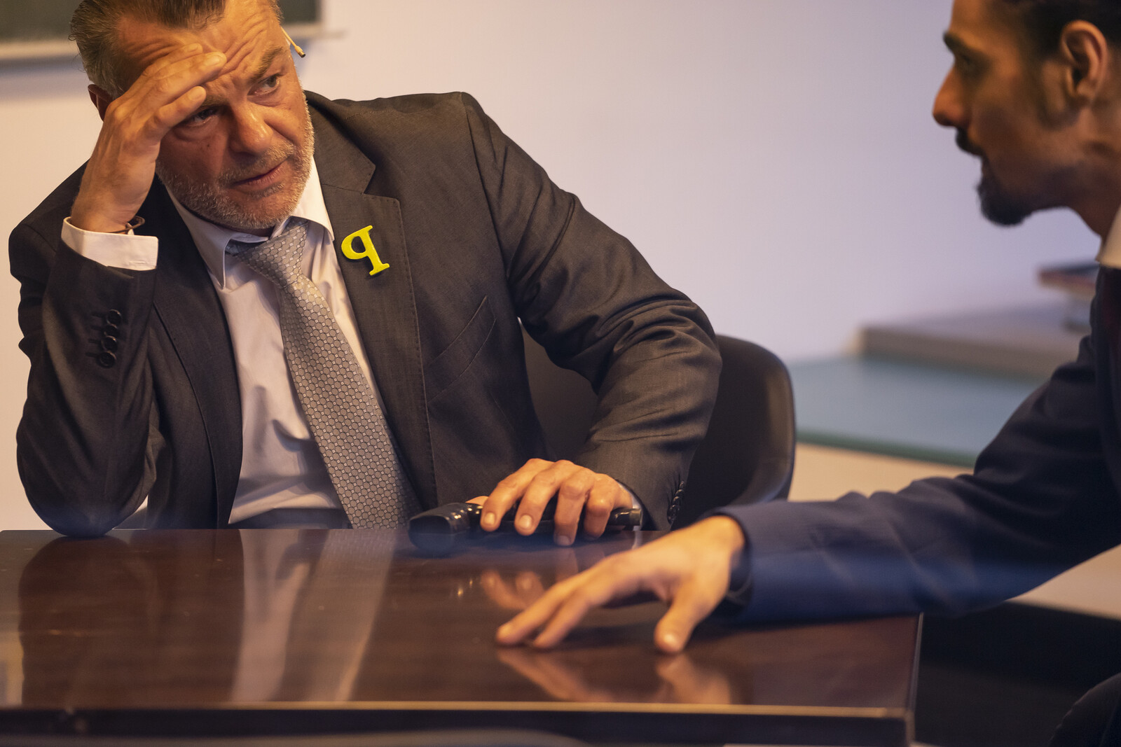 Steffen verzweifelt am Schreibtisch