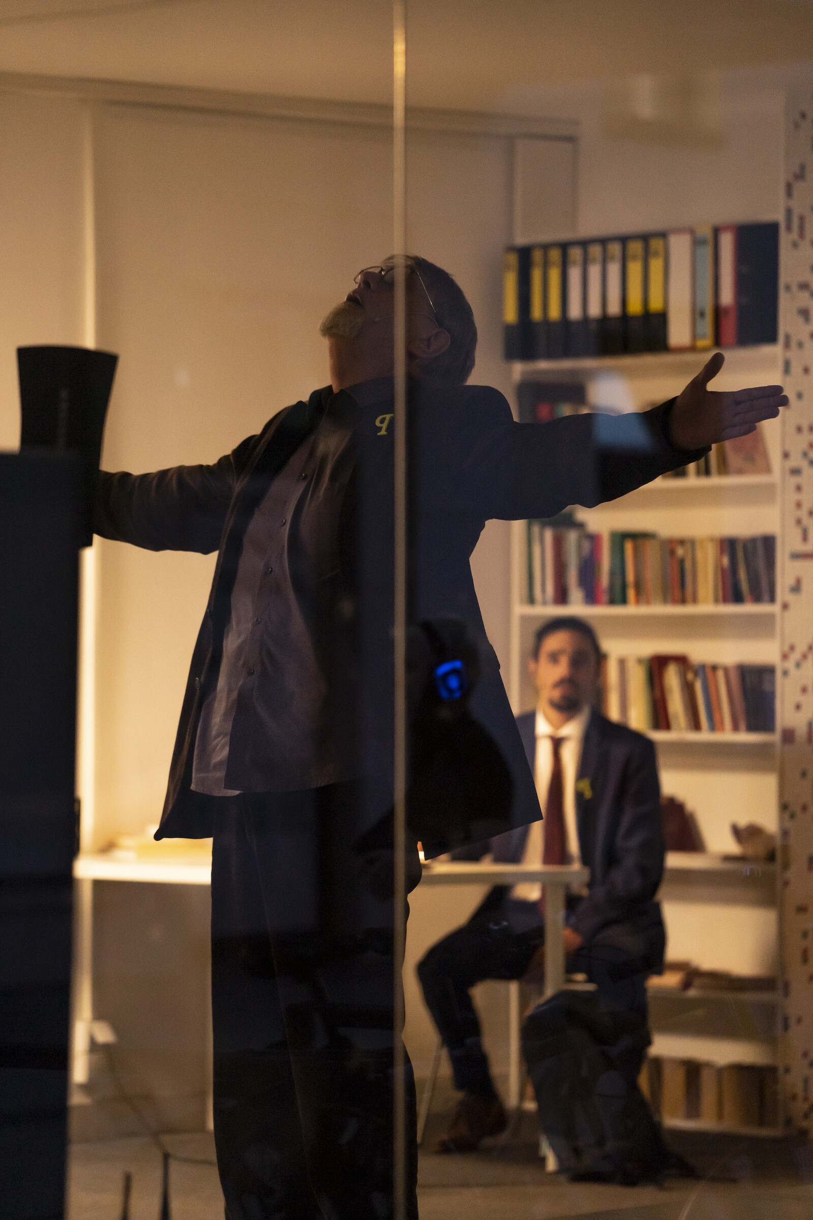 Schauspieler streckt Arme aus