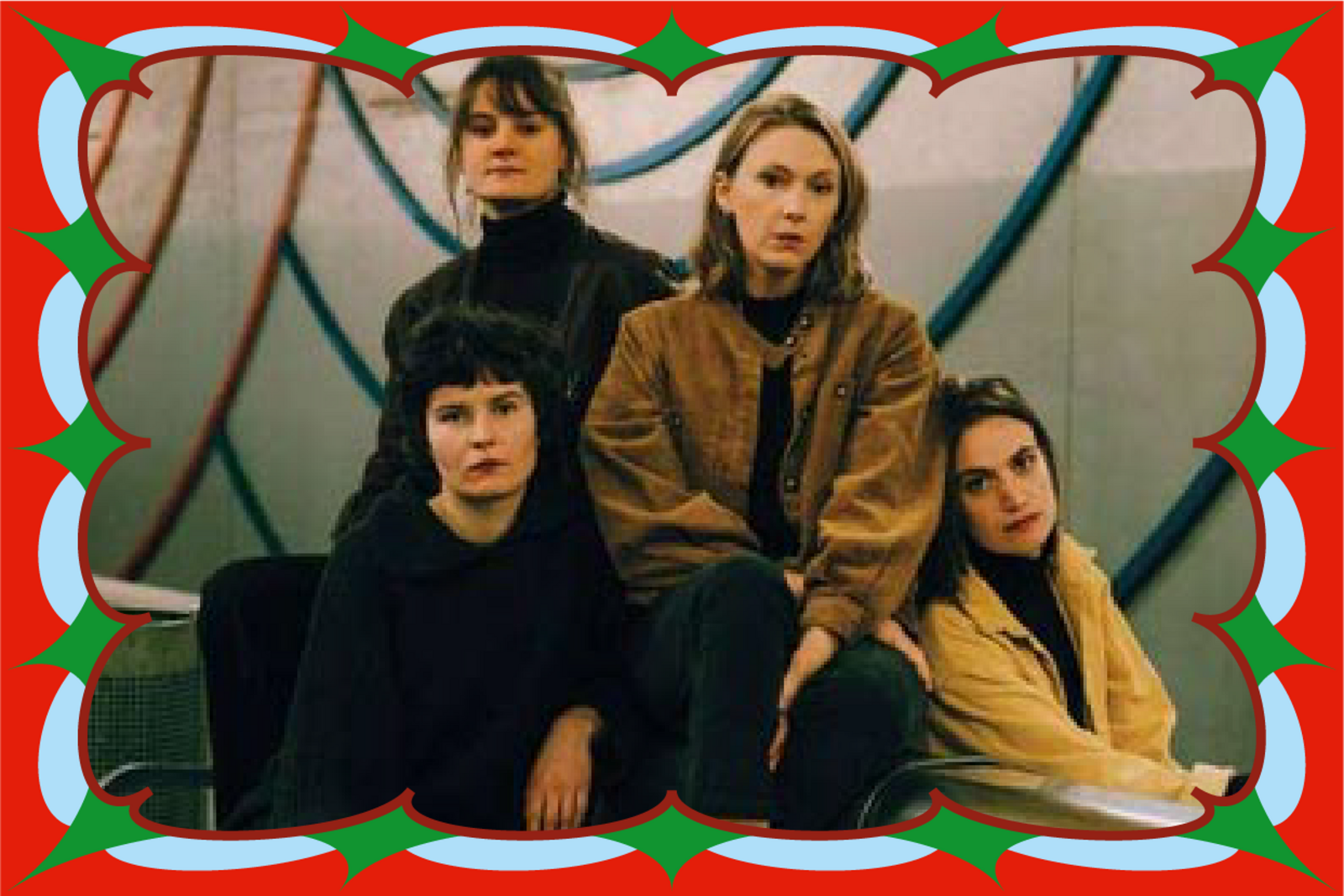 band hilde, vier frauen vor einer wand mit streifen muster