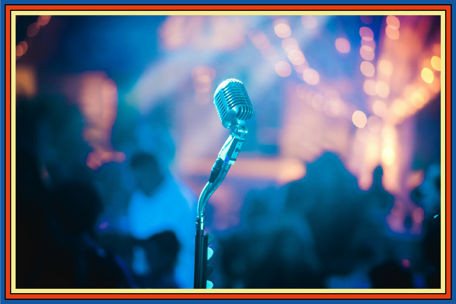 Mikrofon vor einem Publikum