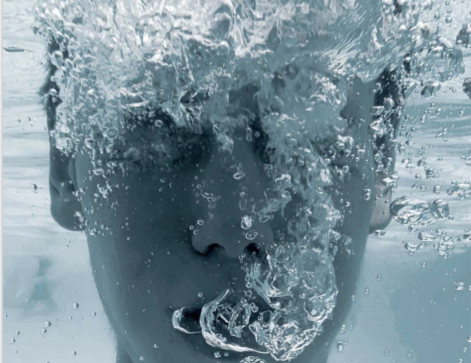 AQUA@CYCLES / VolXbühne at Theater an der Ruhr & A.TONAL.THEATER (Köln) / Head and bubbles under water