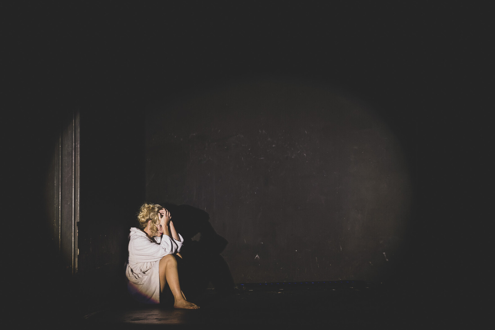 Dagmar Geppert kauert auf dem Fußboden