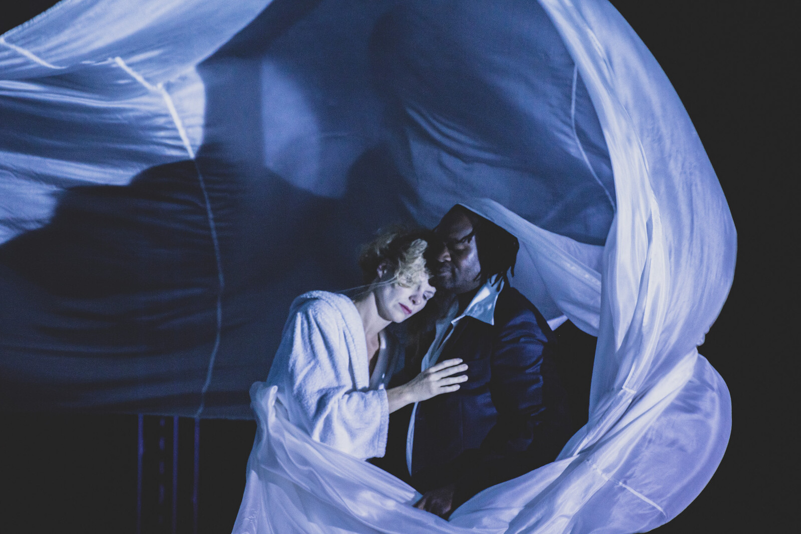 Schauspieler vor Stoff