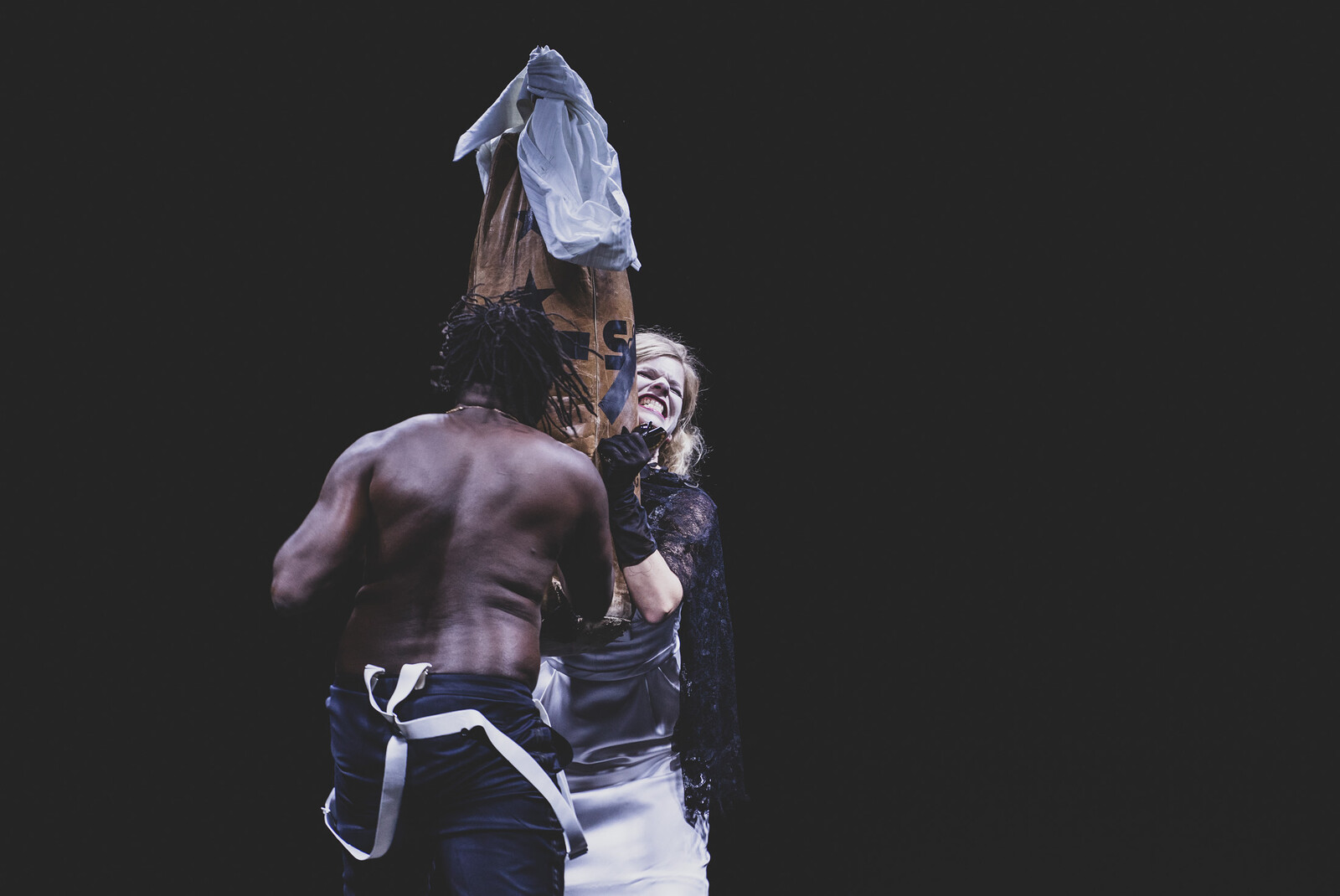 Othello und Desdemona am Boxsack