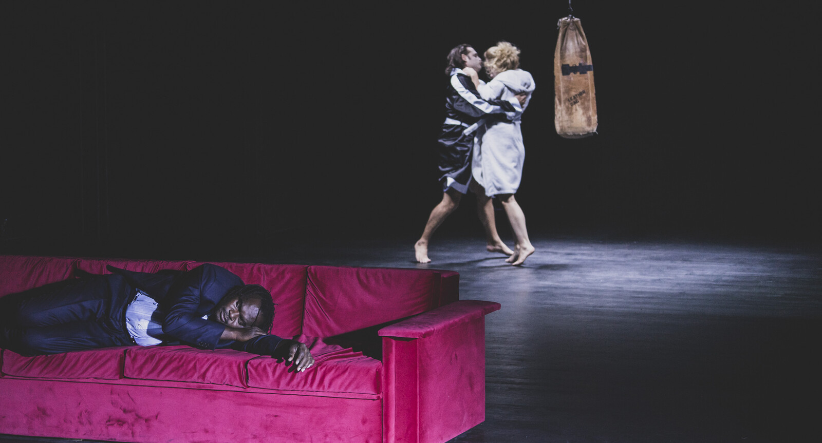 Othello liegend auf dem Sofa, Desdemona im Kampf