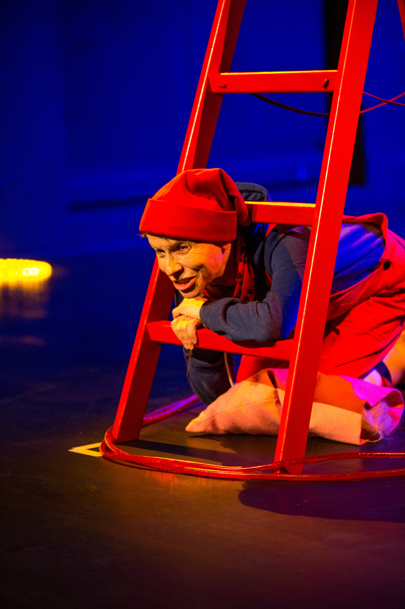 Schauspielerin steckt Kopf durch Leiter