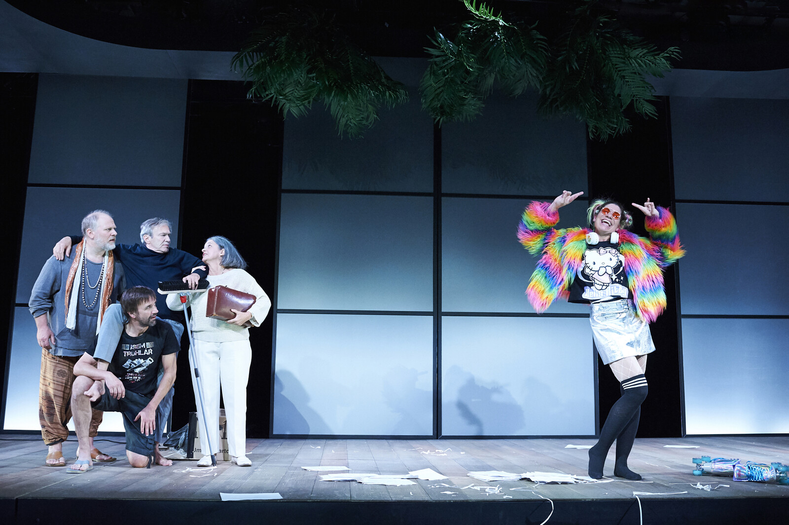 Theater Regensburg, Spieler schauen zu einer Spielerin mit Regenbogenjacke.