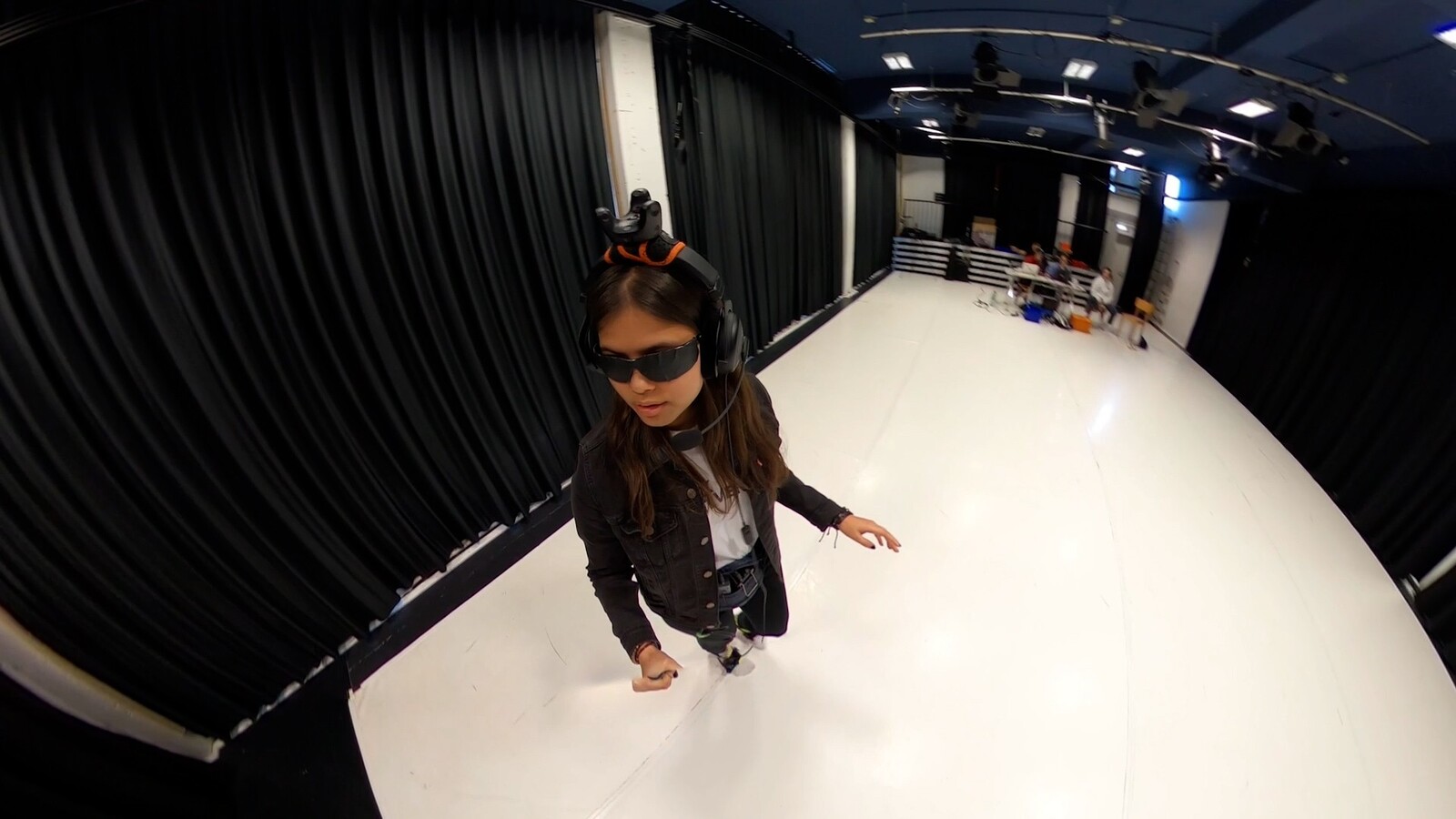 Ein Mensch hat eien VR-Brille auf und steht in einem Raum