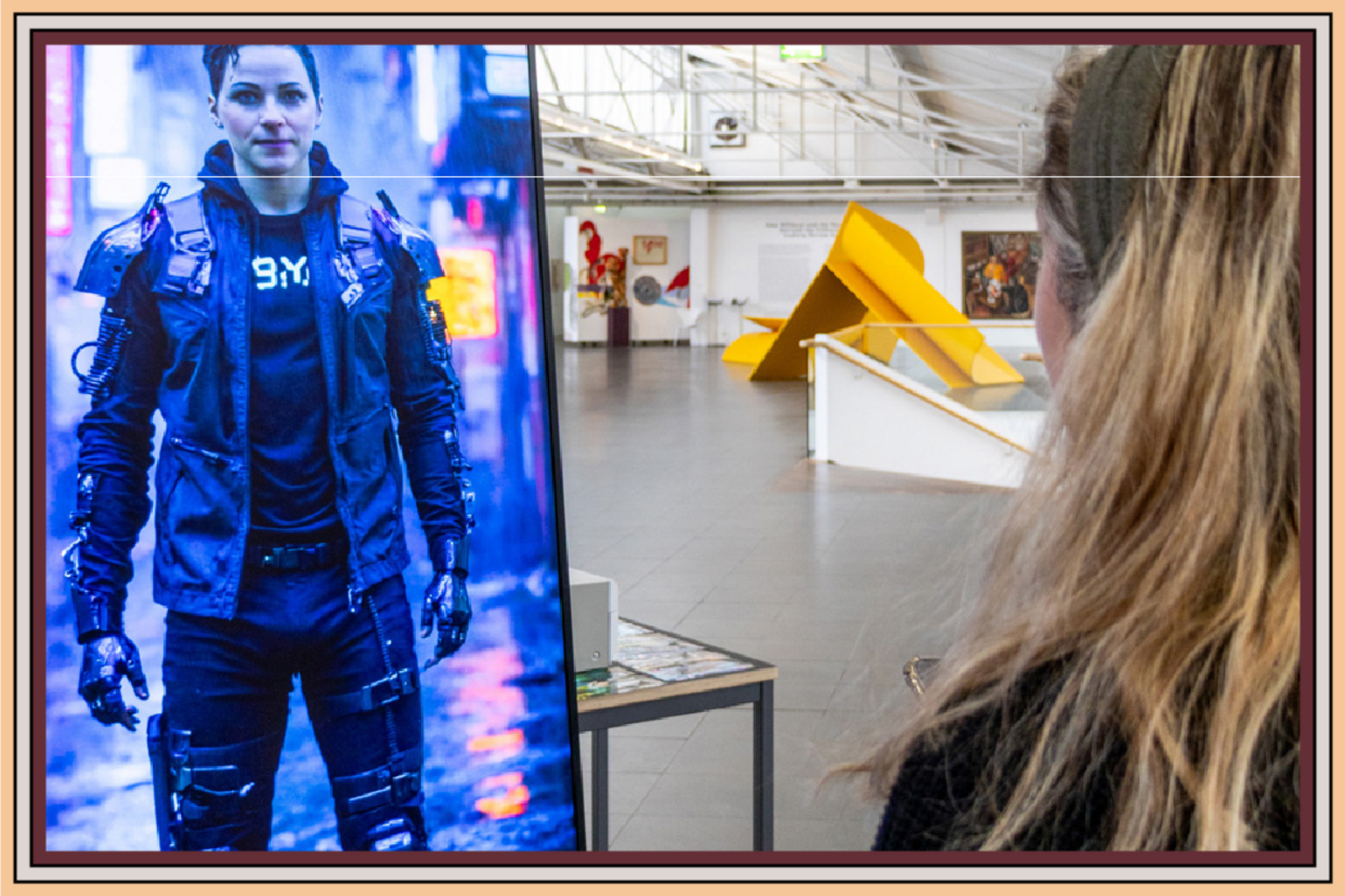 Eine Frau von hinten, die auf einen Monitor starrt, der einen Mann zeigt.