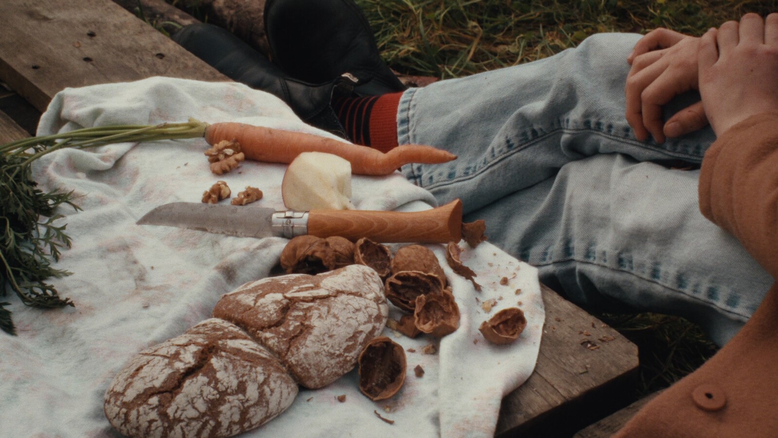 Ein Stilleben mit Messer und Brot