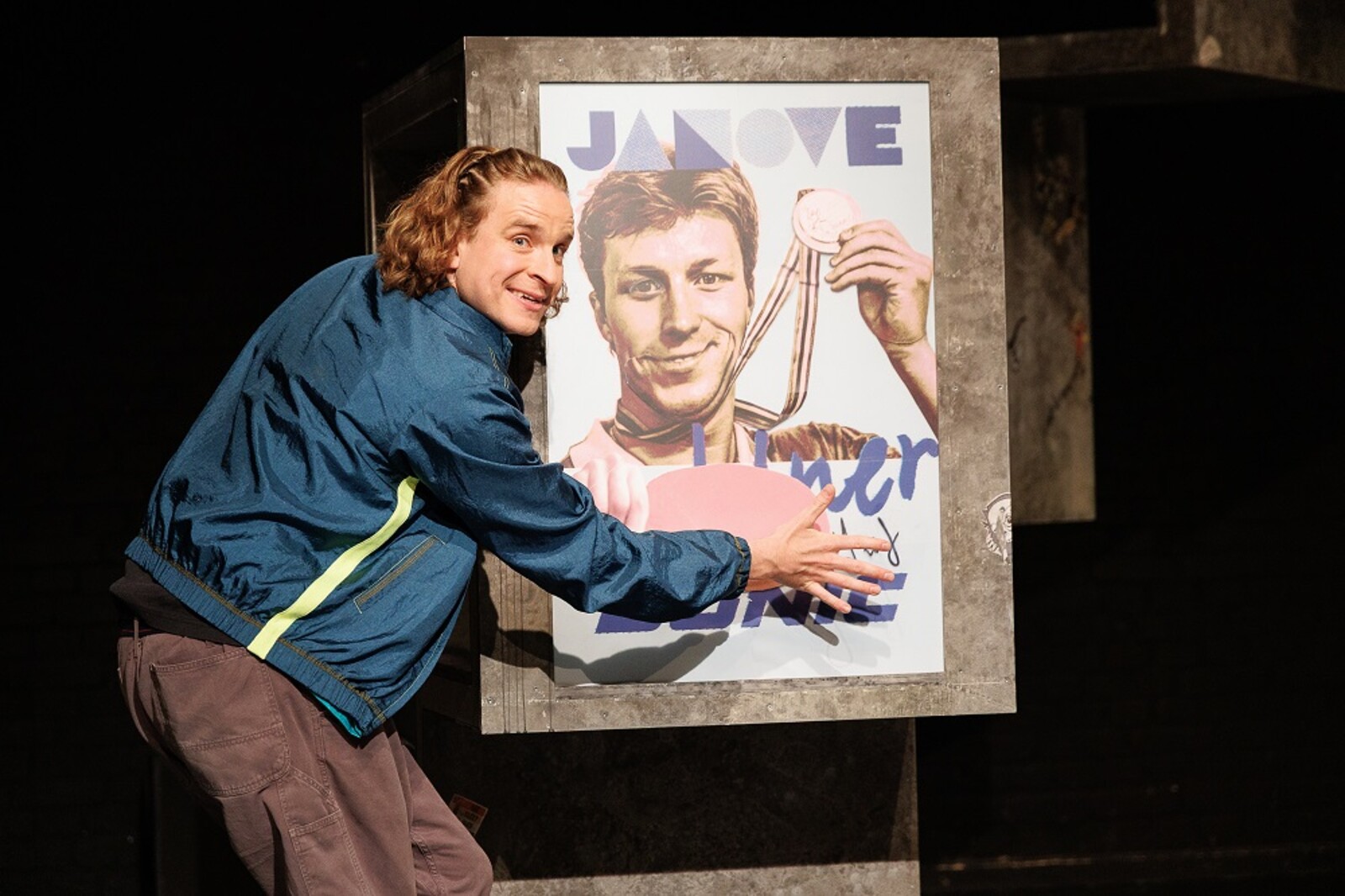 eine Person steht vor einem Kunstwerk