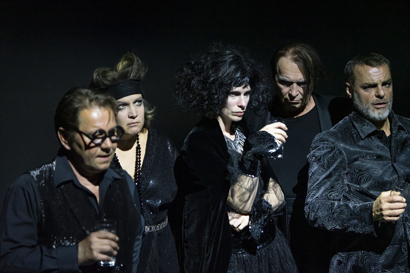 Ensemble schaut böse