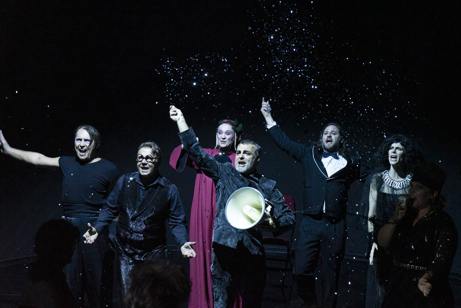 Ensemble wirft Konfetti