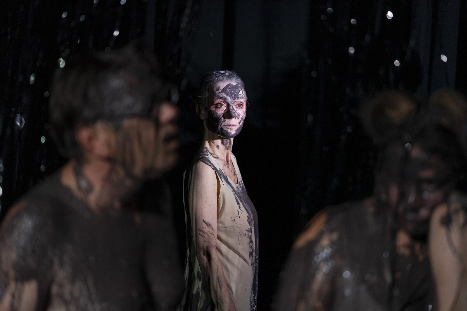 Schauspielerin mit Matsch beschmiert