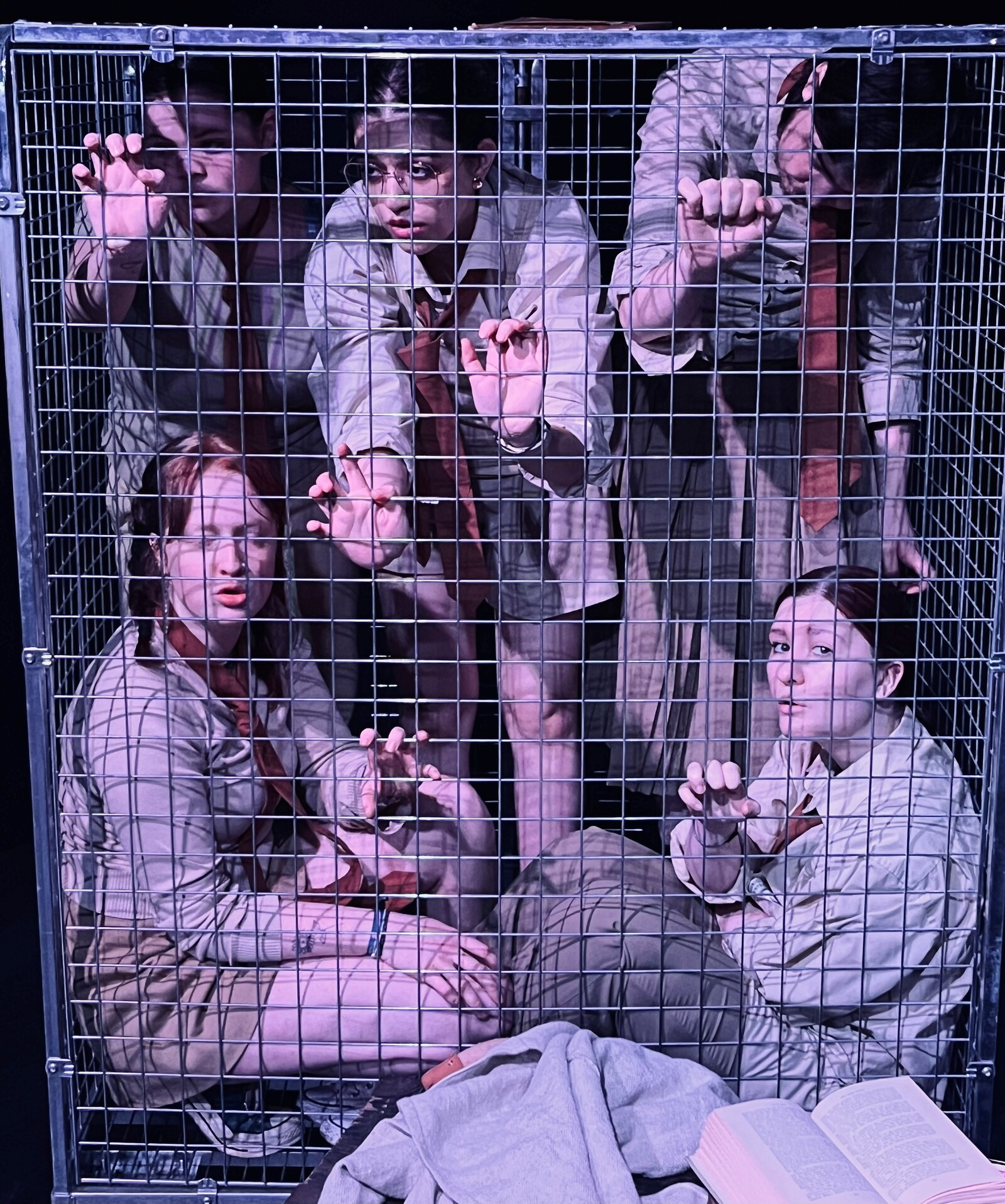 Viele Menschen sitzen hinter Gitter, Traurige Gesichter 