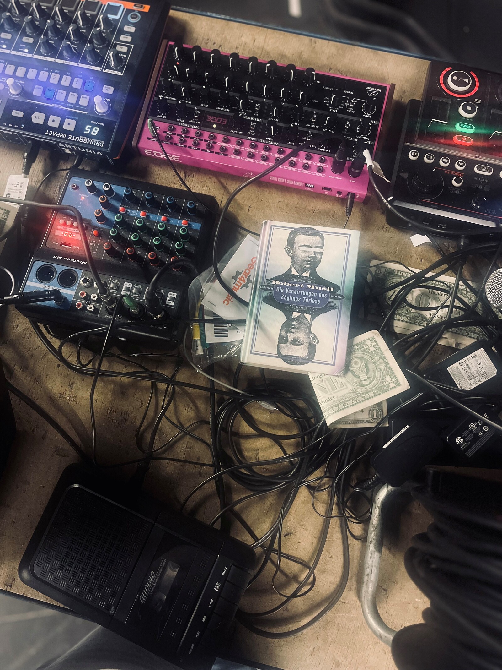 Ein Technik Pult ist zu sehen, Karten liegen auf dem Tisch 