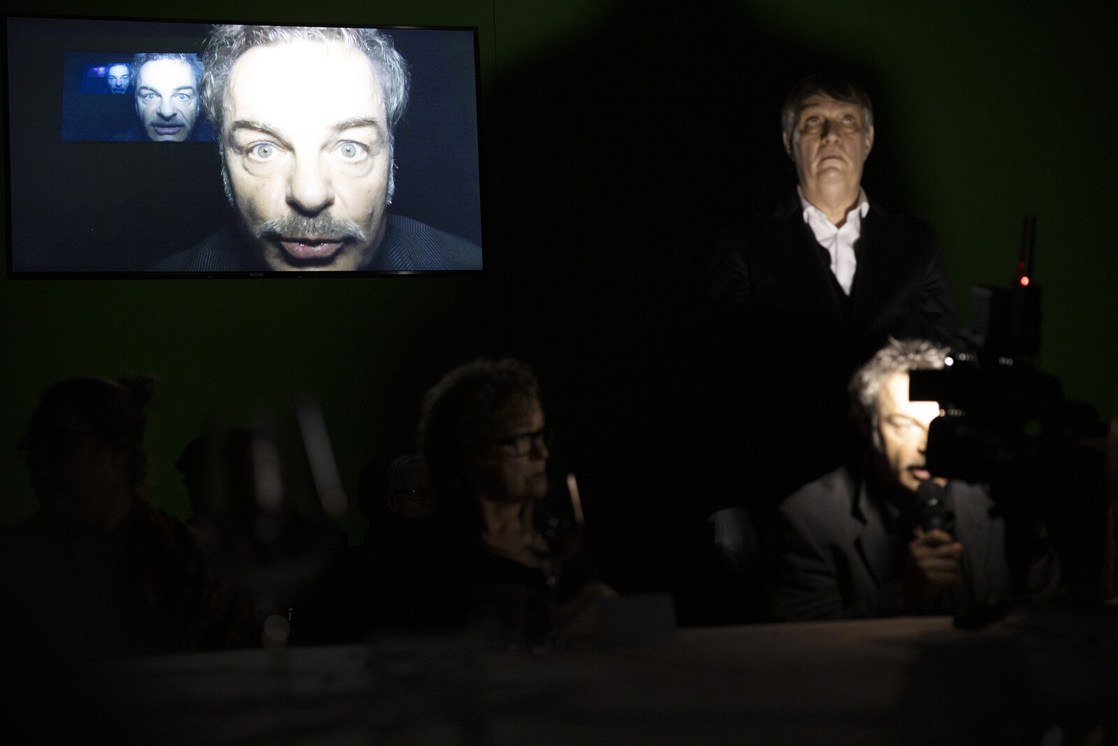 Steffen Reuber in front of the slide projector