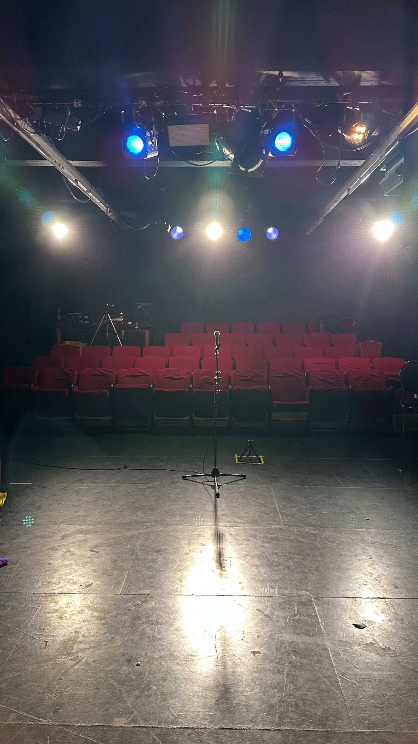 Bühne und Zuschauerraum mit Mikrophon in der Mitte  