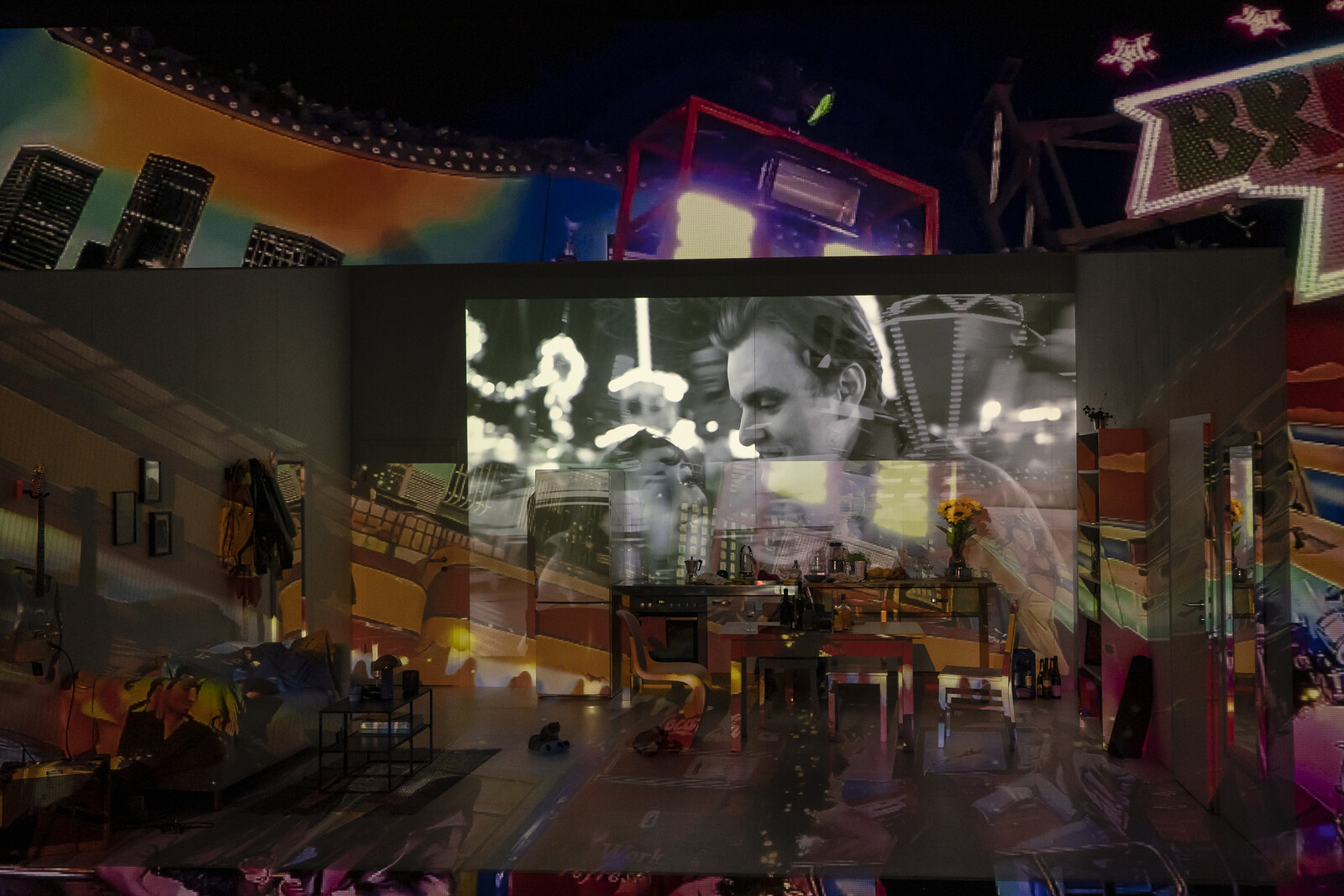 Videoprojektion von Marie und Franz auf dem Rummel