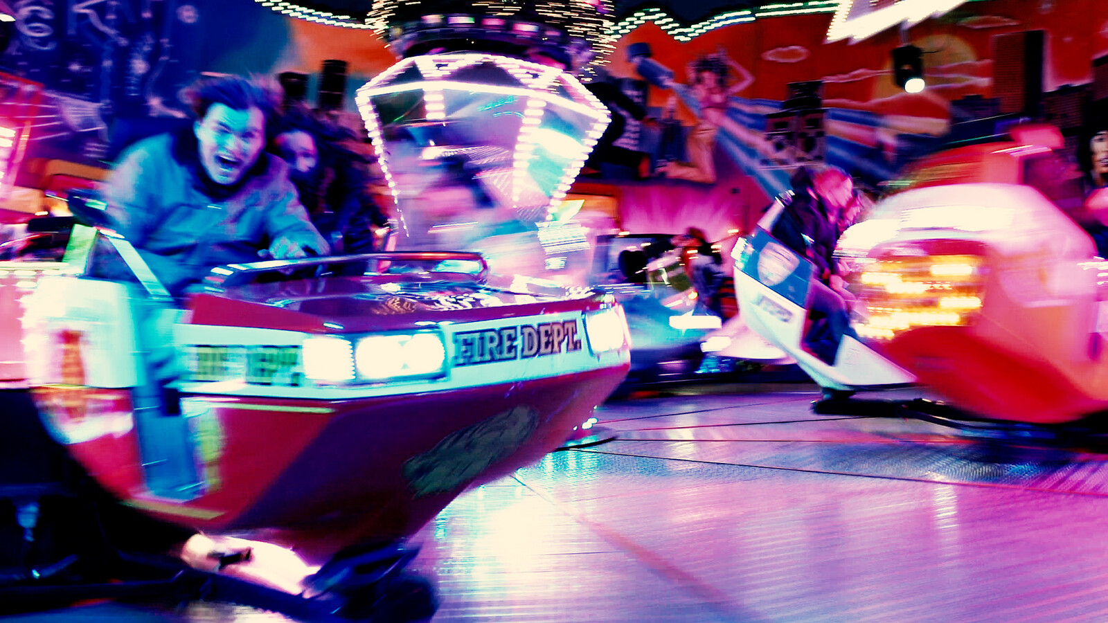 Woyzeck und Marie fahren Karussell auf dem Rummelplatz